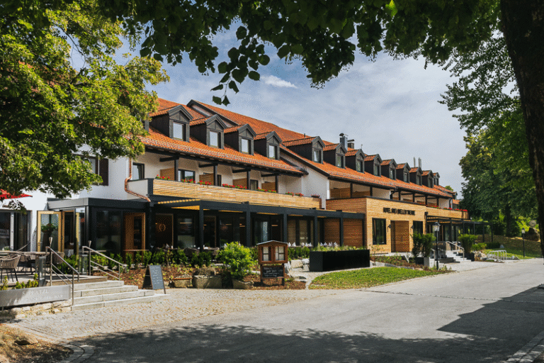 L'Hotel Drei Quellen Therme ha investito molto negli ultimi anni: L'ampliamento moderno è evidente, mentre i nuovi sistemi energetici nei locali tecnici sono nascosti. (Foto: Hotel Drei Quellen Therme; 2023)