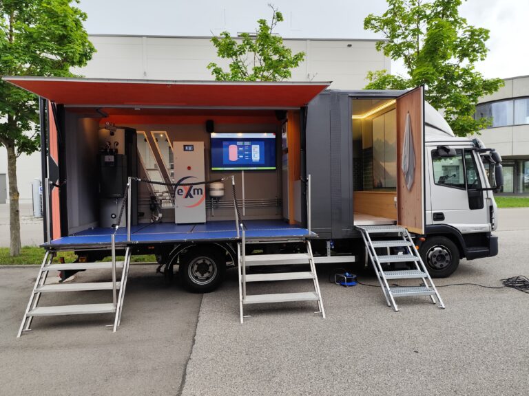 Prodotti nel rimorchio della roadshow: regolatore di sistema VC380 scaldabagno ad acqua fresca, eXm-compact, eXm-pro, unità abitativa VARIO fresh-flat