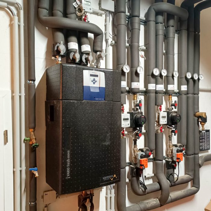 Zur neuen Heizanlage gehört auch ein hydraulischer Durchlauferhitzer (schwarzes Gerät). Er nutzt die Wärme des Heizspeichers, um frisches Trinkwasser zu erhitzen. Dabei sind Heizkreis und Trinkwasser strikt getrennt.